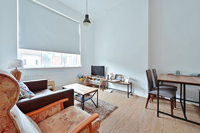 2 Bedroom Flat To Rent In Upton Road, Watford, WD18