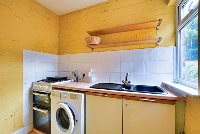 3 Bedroom Terraced House For Sale In Lytton Road, Clarendon Park, Leicester, LE2