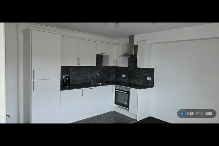 3 Bedroom Flat To Rent In Roslin Place, Aberdeen, AB24