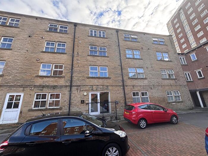 2 Bedroom Flat To Rent In Eyres Mill Side, Leeds, West Yorkshire, LS12