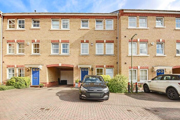 5 Bedroom Town House To Rent In Knaphill, Woking, GU21