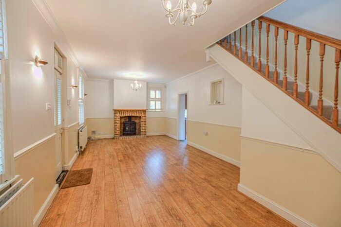 3 Bedroom Cottage To Rent In Warren Road, Orpington, BR6