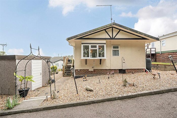 2 Bedroom Mobile/park Home For Sale In Lower Road, East Farleigh, ME15