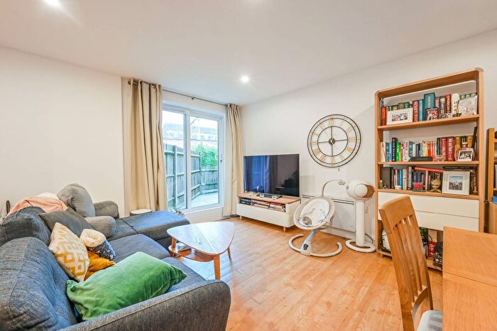 2 Bedroom Flat For Sale In Queensgate House, Hereford Road, Bow, London, E3