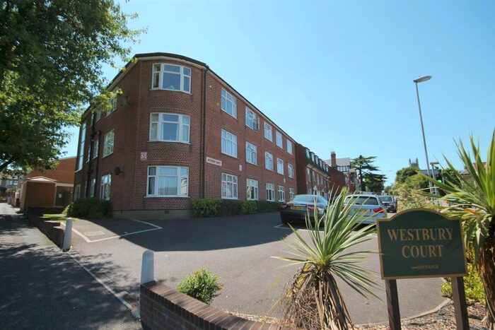 2 Bedroom Flat To Rent In Westbury Court, Palmerston Road, Buckhurst Hill, IG9