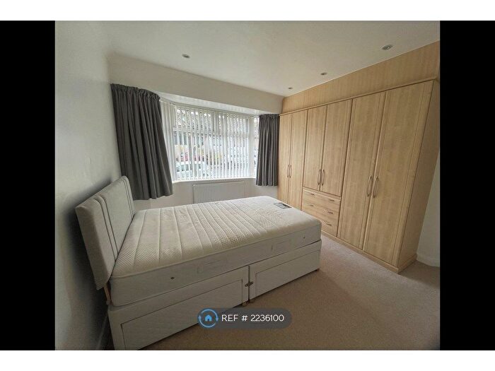 2 Bedroom Bungalow To Rent In Kingsmead, Barnet, EN5
