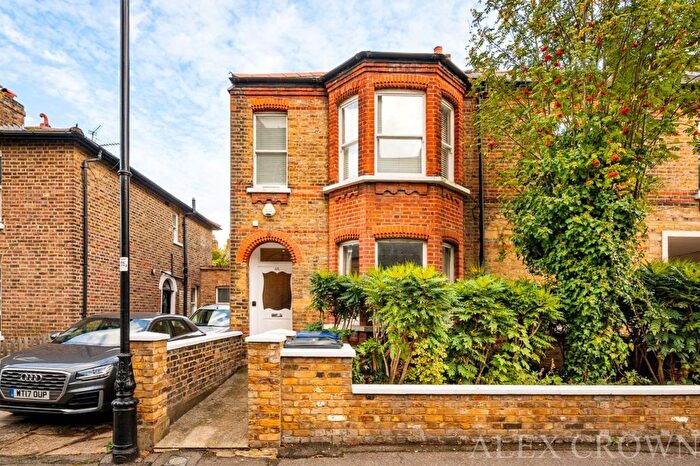 3 Bedroom Flat For Sale In Broomfield Place, Ealing, W13