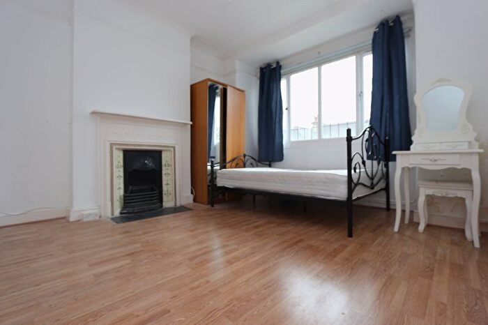 2 Bedroom Flat To Rent In Woodside Road, London, N22