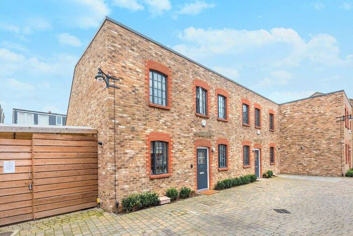 2 Bedroom Property To Rent In Hamilton Road, Twickenham, TW2