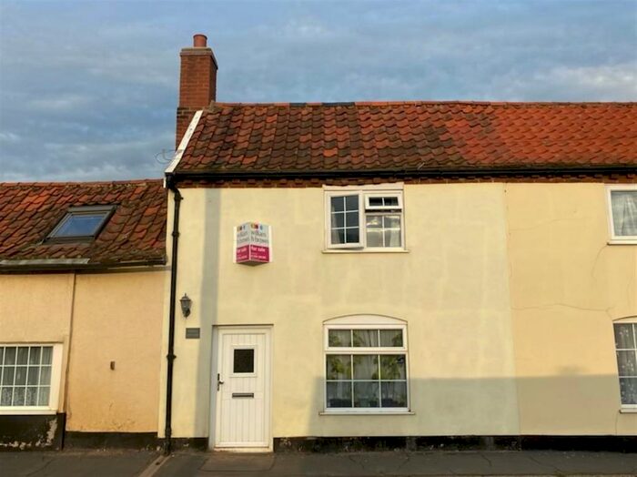 2 Bedroom Character Property For Sale In The Street, Alderton, Woodbridge, IP12