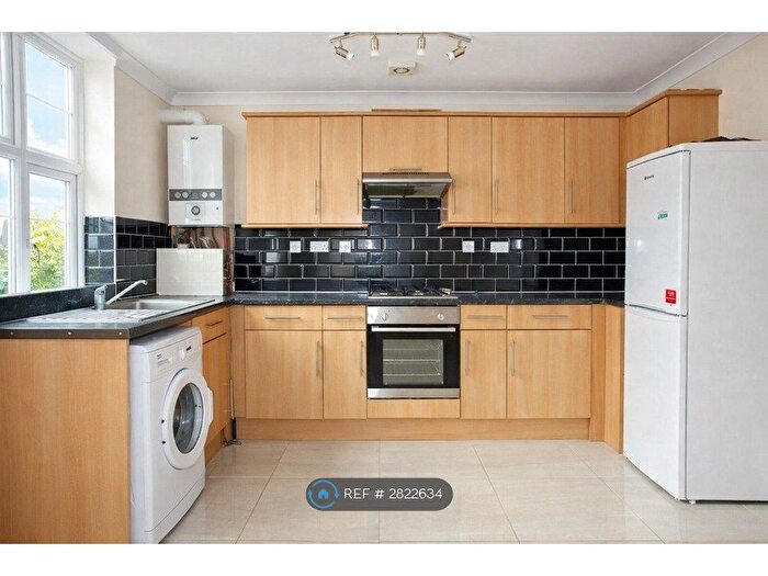 2 Bedroom Flat To Rent In High St, Ilford, IG6
