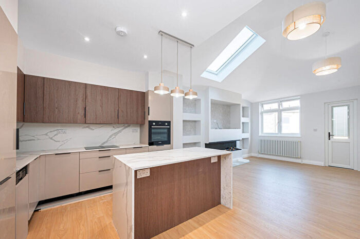 4 Bedroom Maisonette To Rent In Percy Road, London, , North Finchley, London, N12