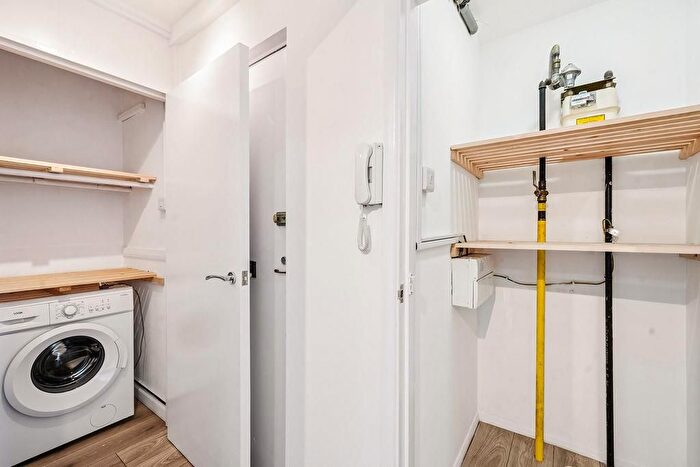 3 Bedroom Flat To Rent In Robin Hood Lane, Sutton, SM1