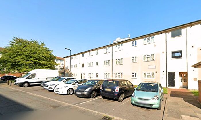2 Bedroom Flat For Sale In Haldane Road, Southall, UB1
