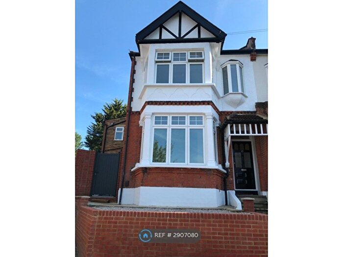 3 Bedroom Flat To Rent In St Albans Crescent, Woodford Green, IG8