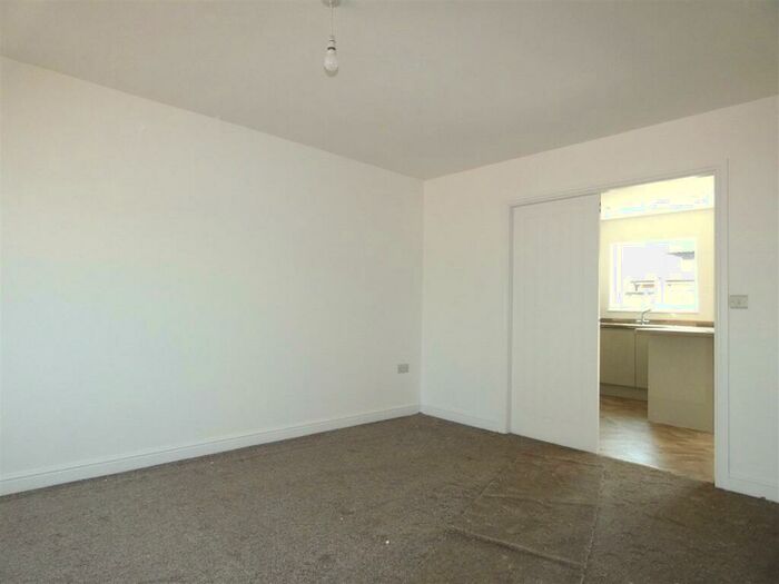 4 Bedroom Town House To Rent In Sholver Lane, Oldham, OL1