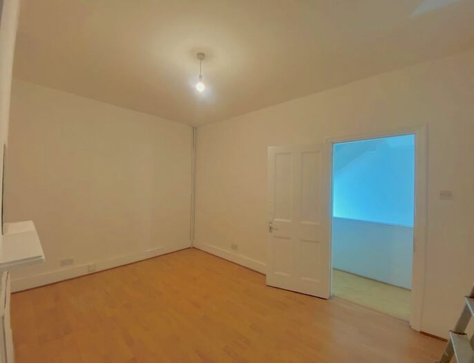3 Bedroom Flat To Rent In Lower Addiscombe Road, Croydon, Surrey, CR0
