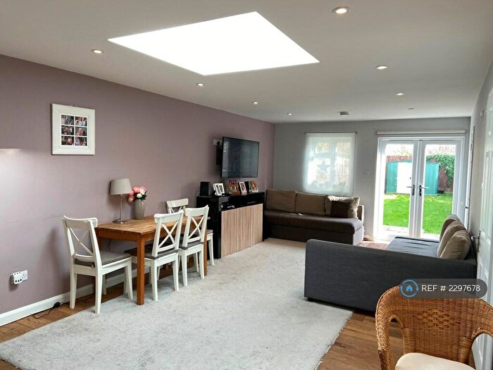 2 Bedroom Flat To Rent In Pond Meadow, Guildford, GU2