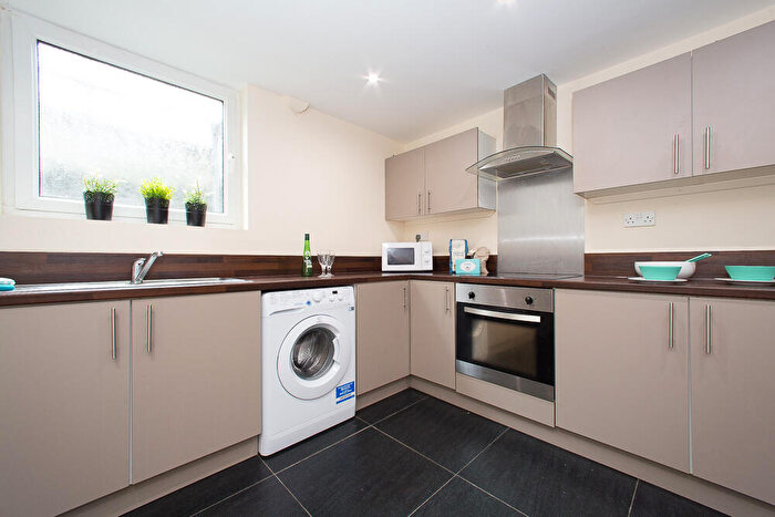 6 Bedroom Terraced House To Rent In Chestnut Avenue, Hyde Park, Leeds, LS6