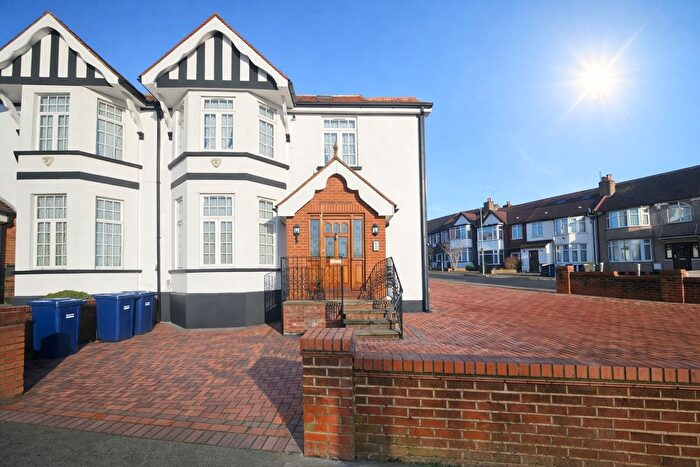 2 Bedroom Flat To Rent In Hale Lane, Mill Hill, NW7