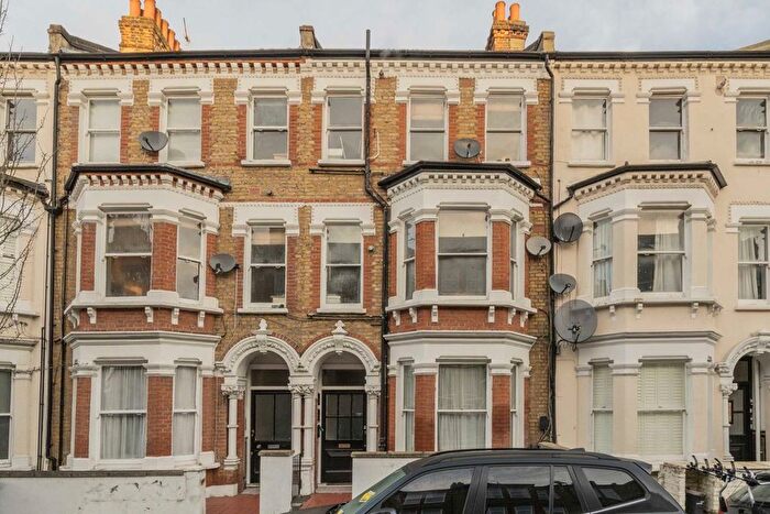 3 Bedroom Flat To Rent In Tremadoc Road, London, SW4
