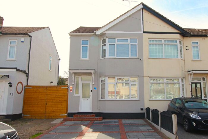 3 Bedroom Terraced House For Sale In Hawthorn Avenue, Rainham, RM13
