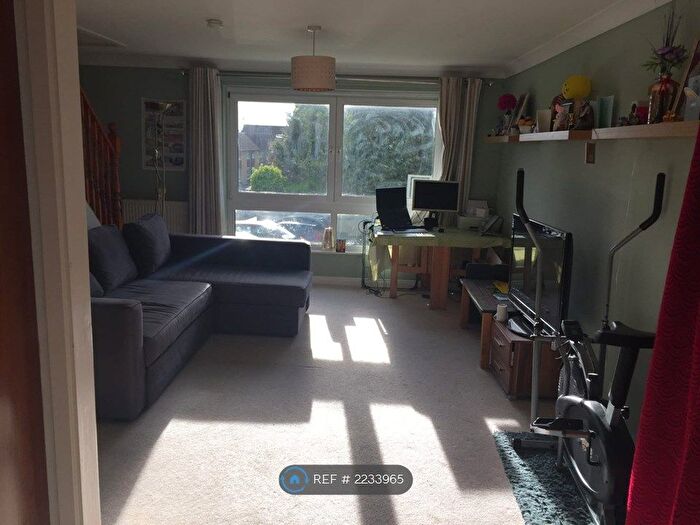 2 Bedroom Maisonette To Rent In Cotswold Court, Horsham, RH13