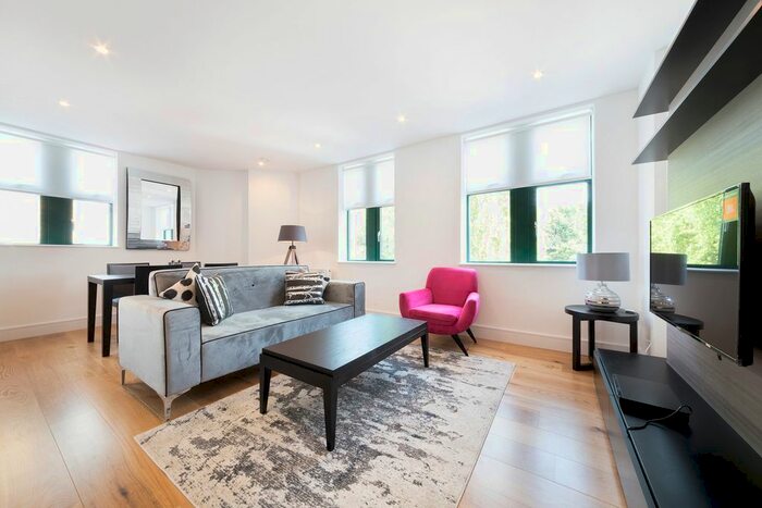 2 Bedroom Flat To Rent In Metropolitan Crescent, Crescent Lane, Clapham, London, SW4