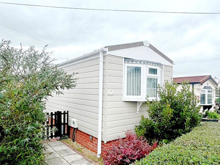 1 Bedroom Mobile/park Home For Sale In Crouch Park, Pooles Lane, Hullbridge, Hockley, SS5