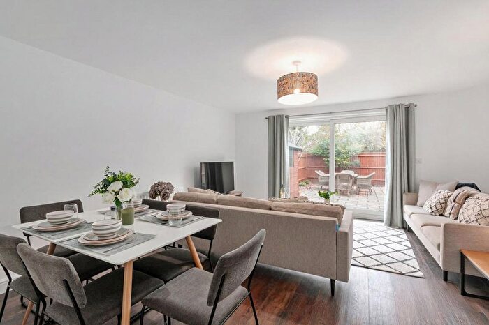 3 Bedroom Flat To Rent In Windsor And Maidenhead, SL6