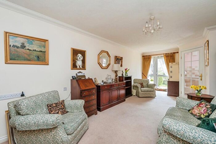 1 Bedroom Flat For Sale In Padnell Road, Waterlooville, Hampshire, PO8