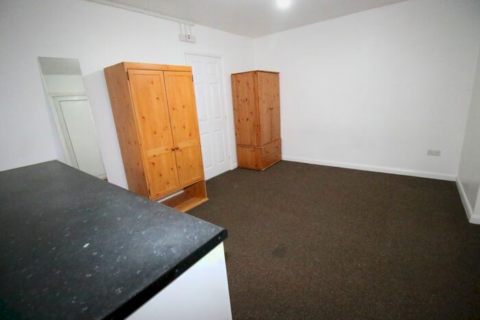 1 Bedroom Terraced House To Rent In Martindale Road, Hounslow, Greater London, TW4