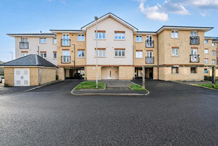 2 Bedroom Apartment For Sale In Kings Crescent, Aylesford, ME20