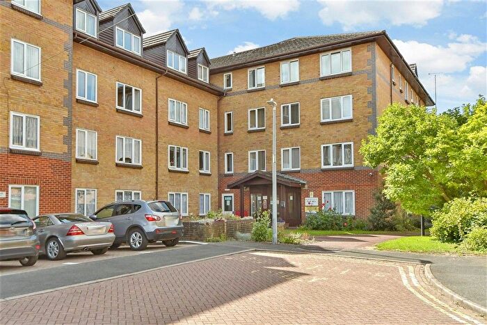 2 Bedroom Flat For Sale In Barkers Court, Sittingbourne, Kent, ME10