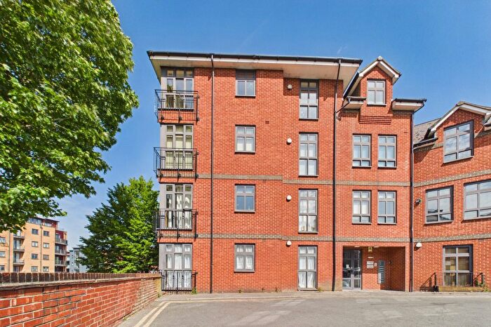 2 Bedroom Flat For Sale In Tanfields, Vachel Road, Reading, Berkshire, RG1