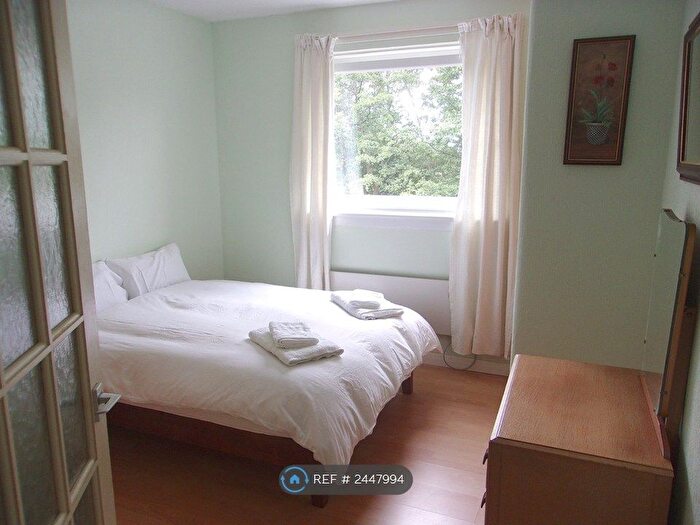 3 Bedroom Flat To Rent In West Pilton Gardens, Edinburgh, EH4