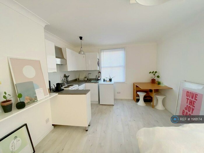 Studio To Rent In Oakhurst Grove, London, SE22