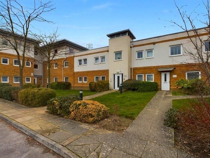 1 Bedroom Flat To Rent In Pool Close, West Molesey, KT8