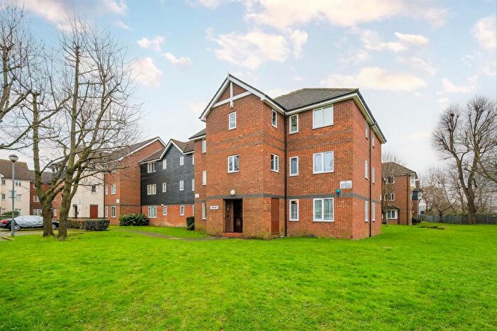 2 Bedroom Flat To Rent In Mandeville Court, Chingford, E4