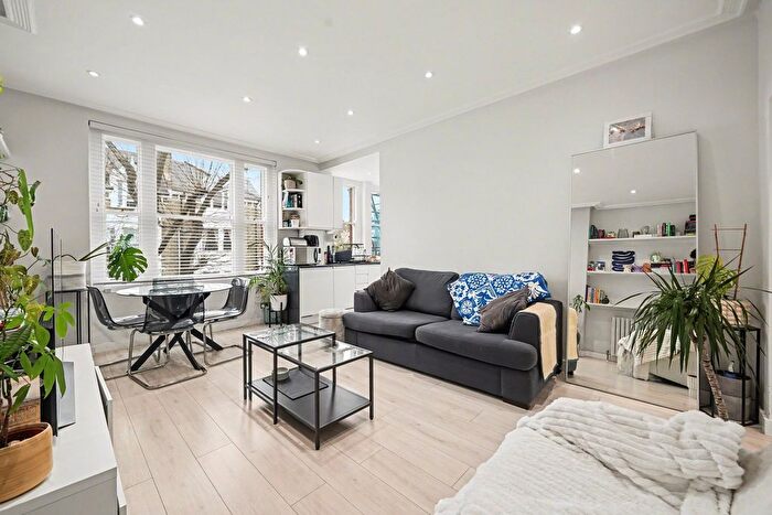 1 Bedroom Flat For Sale In Hemstal Road, West Hampstead, London, NW6