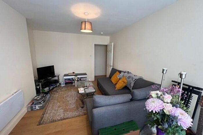 2 Bedroom Flat To Rent In Broadway Cardiff, CF24