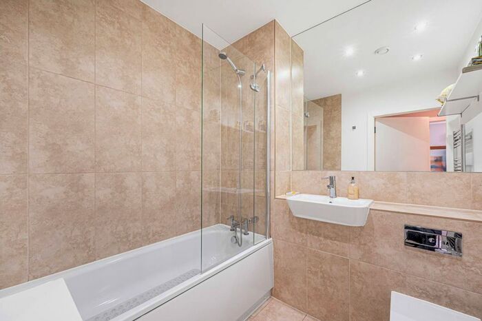 2 Bedroom Flat To Rent In Ebony Crescent, Barnet, EN4