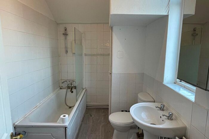 1 Bedroom Flat For Sale In C Glebe Avenue, Enfield, Middlesex, EN2