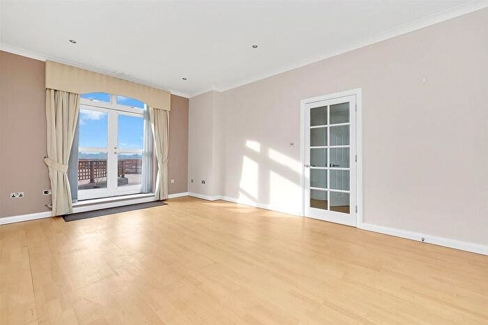 2 Bedroom Flat To Rent In Totteridge Lane, London, N20