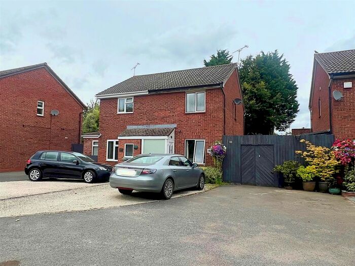 3 Bedroom Semi-Detached House For Sale In Oak Close, Baginton, Coventry, CV8