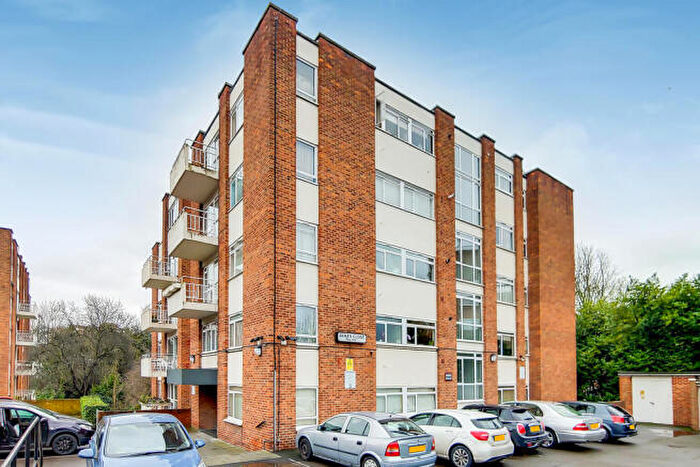2 Bedroom Apartment To Rent In James Close, Woodlands, London, NW11