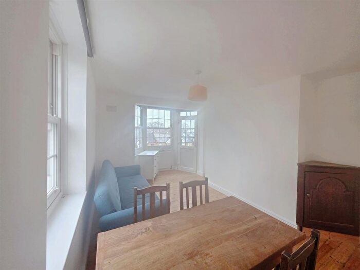 1 Bedroom Flat To Rent In Emlyn Gardens, London, W12