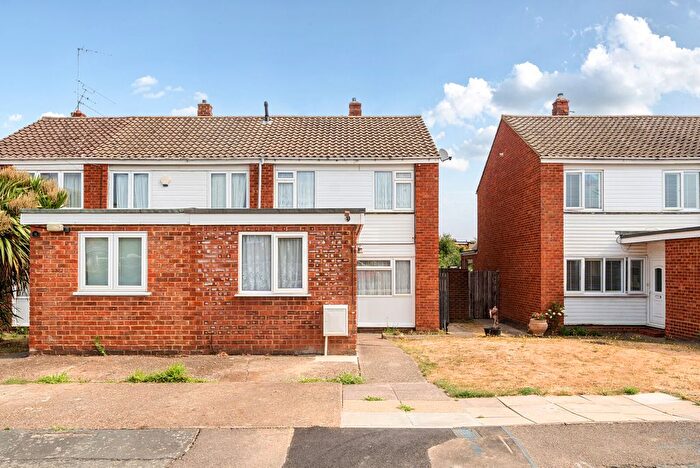 4 Bedroom Semi-detached House For Sale In Clifton Close, Addlestone, KT15