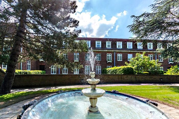 3 Bedroom Flat For Sale In Ottershaw Park, Ottershaw, KT16