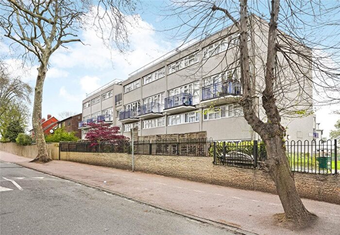 3 Bedroom Flat To Rent In The Drive, London, E17